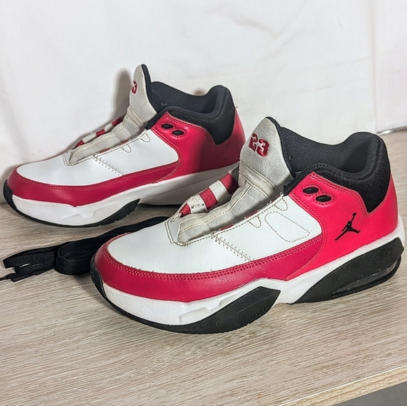 Nike Air Jordans Max Aura 3 Red White and Black Youth Size 5.5 - Picture 6 of 8